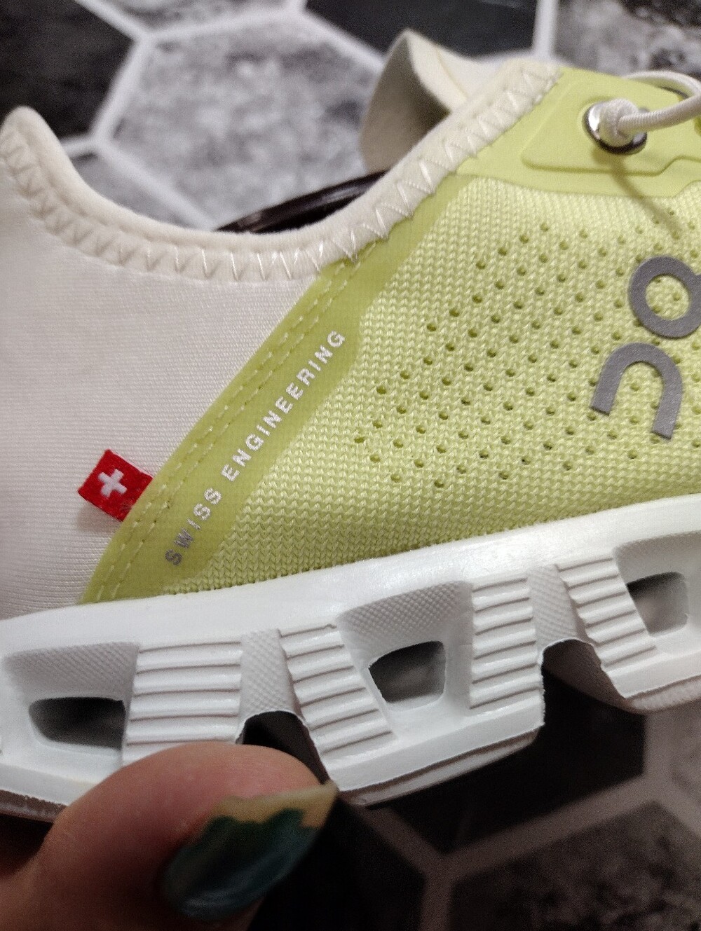 On Running Cloud 5 Coast sneakers in the Hay/Ivory colorway. Size 8 - Picture 8 of 11